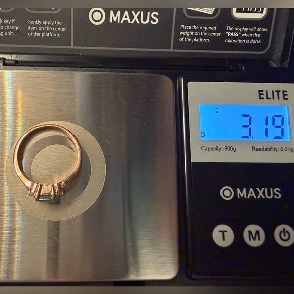 Elegant 10k rose gold emerald and diamond ring - Picture 9 of 10